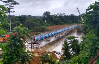 Brug voor transportleiding Monrovia